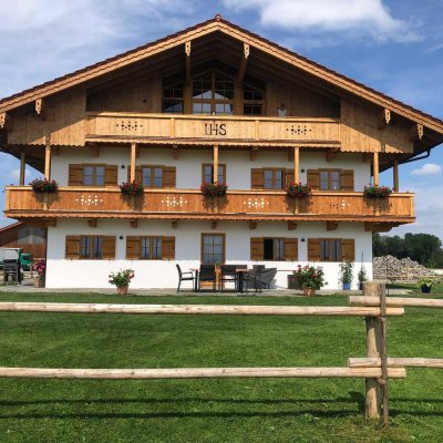 4-Zimmer-Dachgeschosswohnung mit großem Balkon und malerischem Bergblick