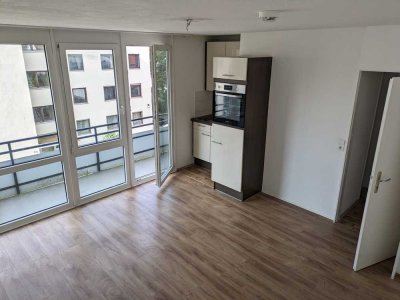 Schöne modernisierte 1-Zimmer-Wohnung mit Balkon und EBK in Freising