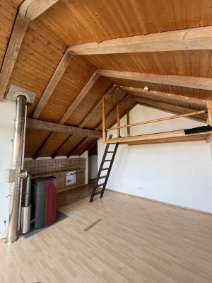 Nette Dachgeschosswohnung mit Loggia und Pelletheizung