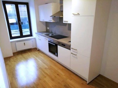 Neuwertiger 3 ZIMMER-Altbau, extra Küche möbliert mit Fenster, größeres Bad / Dusche / WC / Fenster!