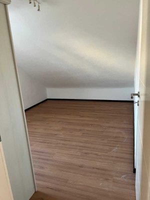Helles Zimmer in 3er WG zu vermieten