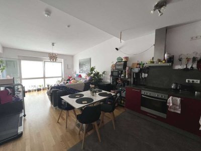 Großzügige 2-Zimmer-Wohnung mit Einbauküche und Wintergarten