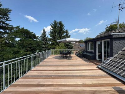 Sanierte, helle & vollmöblierte 1,5-Zimmer-DG-Wohnung mit wunderschöner Dachterrasse und EBK