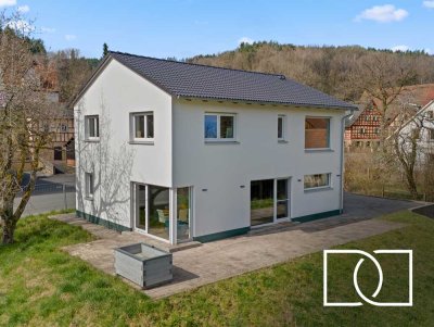 Neubau am Fluss: Energieautarkes Traumhaus mit Luxusausstattung & Scheune in idyllischer Lage