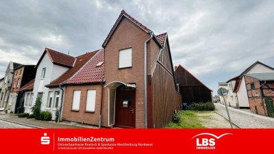 Kleines Haus in niedlicher Kleinstadt