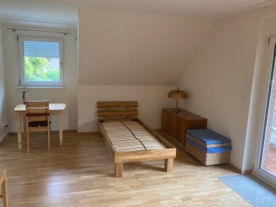 Großzügiges Zimmer - möbliert und renoviert