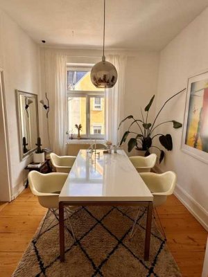 Wunderschöne, helle 3-Zimmer Stil-Altbau Wohnung mit Balkon und Einbauküche in ruhiger Lage
