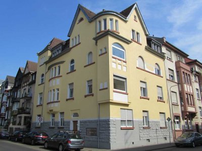 Lichtdurchflutete Altbauwohnung mit Tageslichtbad in Frankfurt