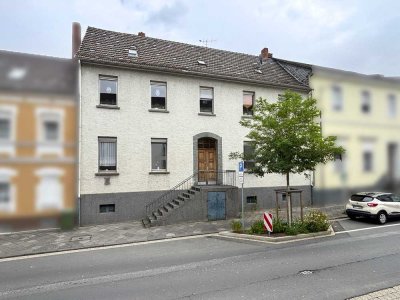 Sanierungsbedürftiges Mehrfamilienhaus mit Ausbaureserve in Zentrumslage