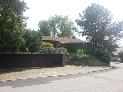 Doppelhaushälfte (drei Bäder) mit Garten und Garage