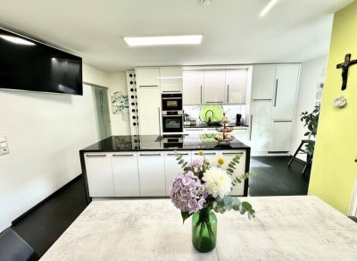 Wattens: Moderne ca. 84,51 m² Wohnung mit stilvoller Küche, sonnigem Balkon und Tiefgaragenplatz