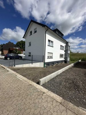 Sanierte Wohnung mit drei Zimmern und Balkon in Grafschaft