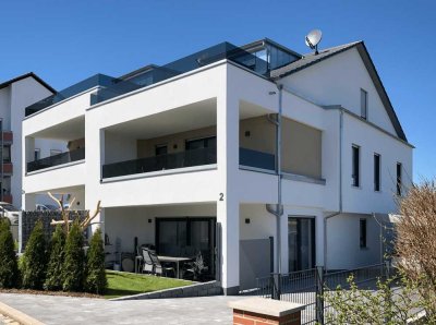 Schöne, großzügige Doppelhaushälfte mit Terasse, Balkon, Dachterrasse und Carport in Herzogenaurach