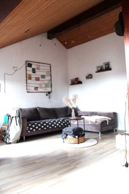 Gepflegte 2-Raum-DG-Wohnung mit EBK in Ergenzingen