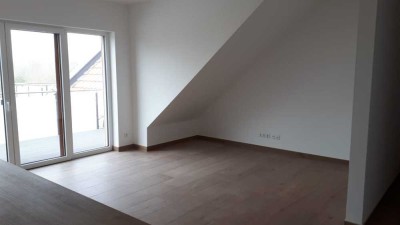 Neubau Erstbezug: Helle 3- ZImmer-Dachgeschosswohnung, Balkon & Aufzug, Stellplatz, Petersbergblick