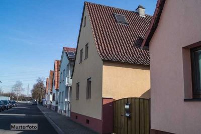 Einfamilienhaus und Doppelgarage in ruhiger Wohnlage