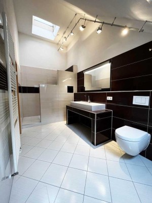 Neuer Boden, Wellness-Bad, Loggia | Sonnige Maisonette | Klimaanlage & Stellplatz