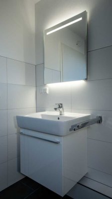 Schöne Dachgeschoss-Wohnung in Vohwinkel. 2-Zimmer, Küche, Diele, Duschbad mit Fenster & Stellplatz.