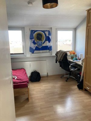 DG links, bestehend aus 2 Zimmern, 1 Kochnische mit Herd und Spüle, 1 Diele, 1 Bad mit WC, 1 Balkon