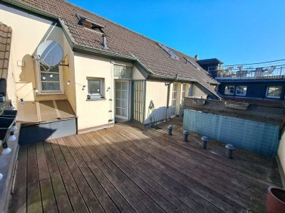 Stilvolle Altbau Dachgeschosswohnung mit Terrasse im Zentrum von Duisburg