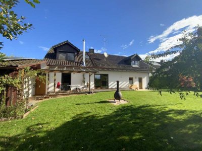 Viel Platz im Haus und Garten - Einfamilienhaus mit Einliegerwohnung und 3 Garagen