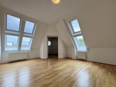 Dachgeschoss-Turm-Wohnung mit 5 Meter Raumhöhe | ca. 2.000 m² Garten zur allgemeinen Nutzung I freie Mietzinsbildung I