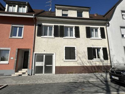 Super Angebot für den Handwerker . 3 -Familien-Reihenhaus , nicht vermietet , großes Grundstück