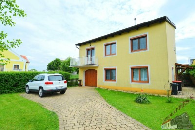 Saniertes Einfamilienhaus mit hochwertiger Ausstattung und großem Garten + 90 m² Gartenhaus