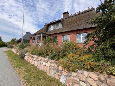 Traumhafte Reetkate mit Gartenparadies