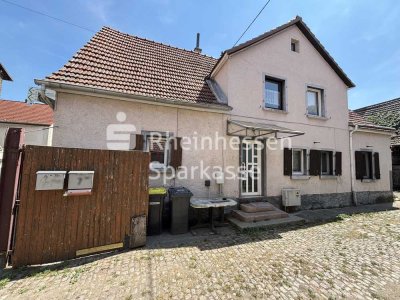 Teilvermietetes Wohnhaus mit 2 Einheiten, Hof und Scheune.