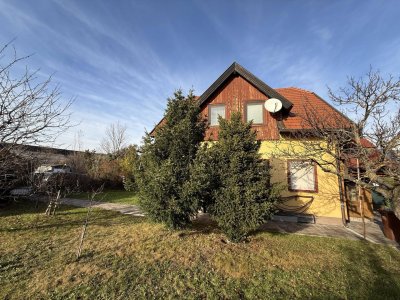 Renovierungsbedürftiges Einfamilienhaus mit idyllischem Garten in Sackgasse
