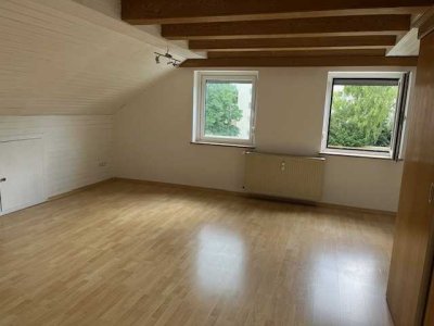 Zentral gelegene 2 Zimmer Dachgeschoßwohnung in Germering