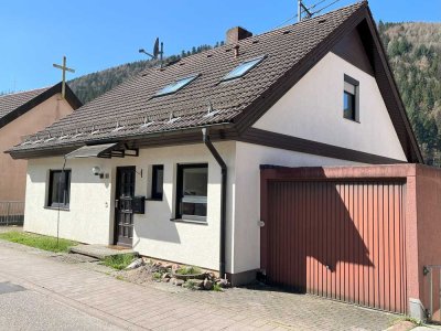 Freistehendes Einfamilienhaus mit Einliegerwohnung in Höfen an der Enz