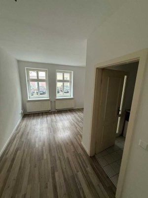 Kompakte 2-Zimmer mit Einbauküche, Laminat und Wannenbad in guter Lage