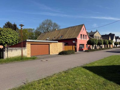 Älteres Bauernhaus mit 3 separaten Wohneinheiten und großem Obst und Gemüsegarten.
