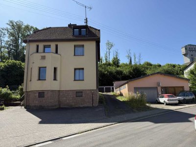 Wohnen & Arbeiten vereint – Zweifamilienhaus mit vielseitiger Gewerbeeinheit