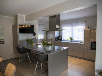 Bungalow aus 2013, KfW-55 (Effizienz A+), 5 Zimmer, 175 m² Wohnfl., 822 m² Grundst. – provisionsfrei
