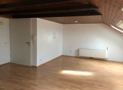 Charmante 3 Zimmer DG mit Weitblick – zentral & ruhig gelegen