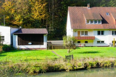 Traumhafte Lage an der Wiesent - Sanierungsbedürftige DHH mit Garage in Waischenfeld OT