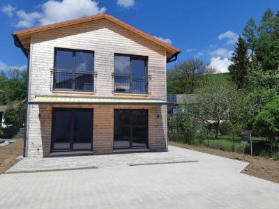CHIEMGAU - PROVISIONSFREI VON PRIVAT: Modernes Holzhaus (Neubau 2024) auf seltenem Pachtgrundstück