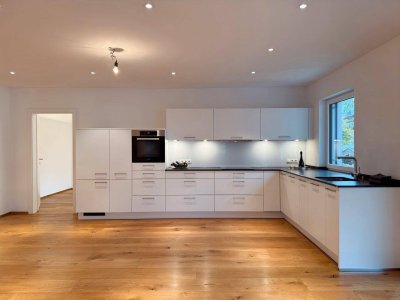 Ihr Wohlfühl-Zuhause in Niederau – elegante Wohnung mit Designküche und Balkon mit Bergblick