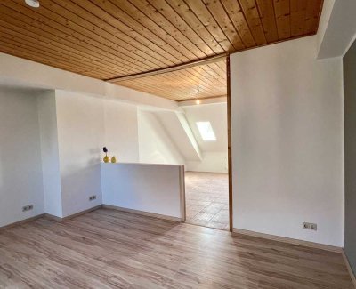 Lichtdurchflutete & großzügige: 3-Zi.-DG-Wohnung mit Stellplatz, Bad + Gäste-WC, zentral in Landau