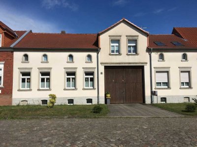 Sanierter Bauernhof mit Pferdewiese und Scheune