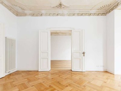 Altbaucharme & Stil: Großzügige Wohnung mit zwei Balkonen, Stuck und zeitloser Küche