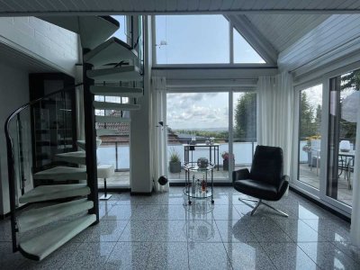 Maisonette-Wohnung mit "Haus-im-Haus" Charakter, Einbauküche, offenem Kamin, Balkon und Einzelgarage