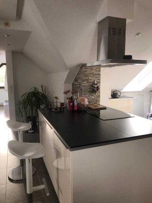 Exklusive, klimatisierte Große ein Zimmer Dachgeschosswohnun mit Offener Küche und Kochinsel