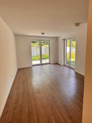 Schöne, neue Wohnung im ruhigen Hinterhaus mit Terrasse und eigenem Garten