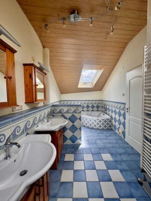 Stilvolle, modernisierte 5-Zimmer-Maisonette-Wohnung mit geh. Innenausstattung mit EBK