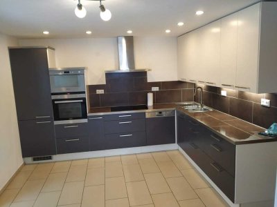 Sonnige 5 Zimmer Wohnung mit Terrasse und Garten mit Ausblick / EBK / Bad mit Eckbadewanne
