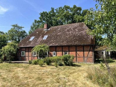 Fachwerkhaus mit Nebengebäuden in Ortsrandlage von Riebrau